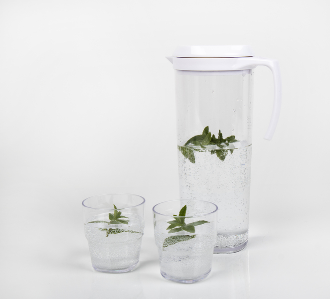 <span style="color: rgb(0, 0, 0);">Džbán so skrutkovacím vekom a 4 poháre 0,25 l</span></p>