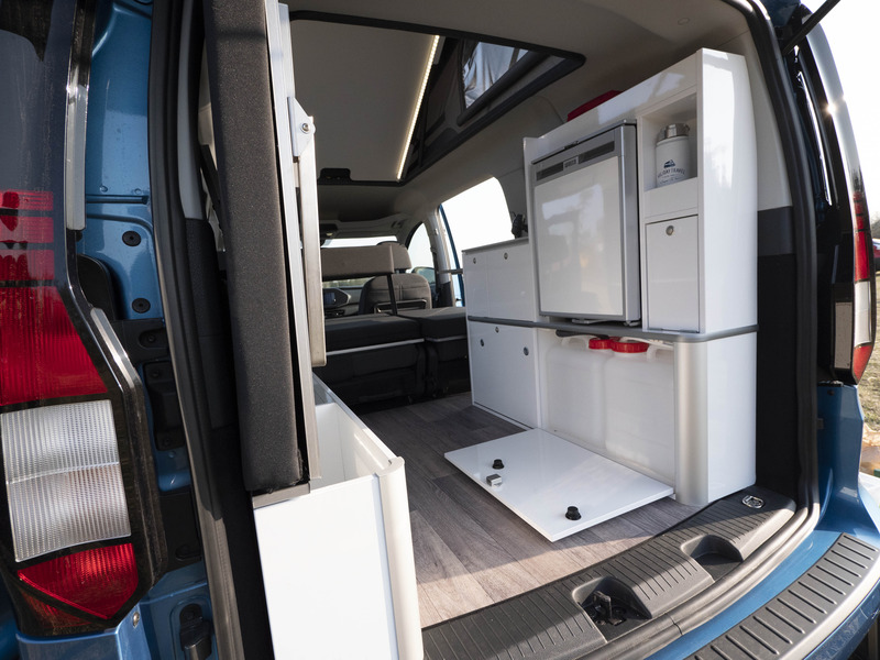 VW Caddy Maxi / Ford Connect – nábytková zostava ako prefabrikát Camp 2 – biela s vysokým leskom