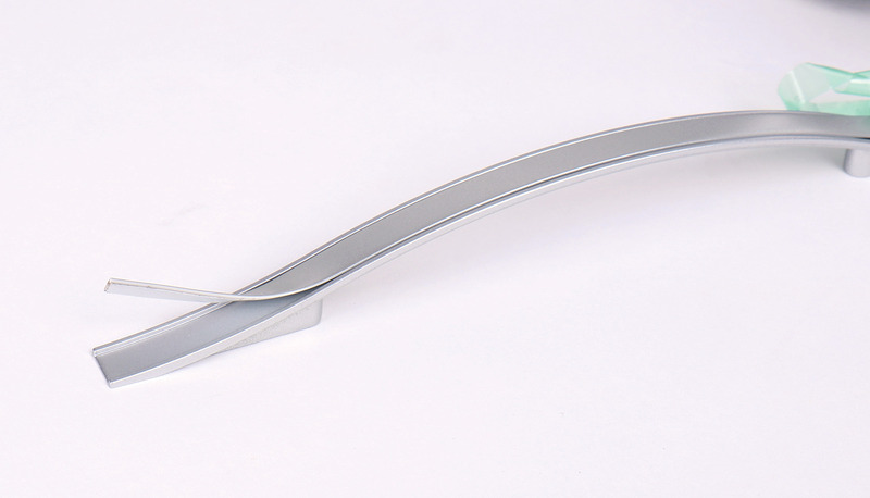 Kľučka na skriňu, strieborná, s matným lakovaním, dĺžka 160 mm