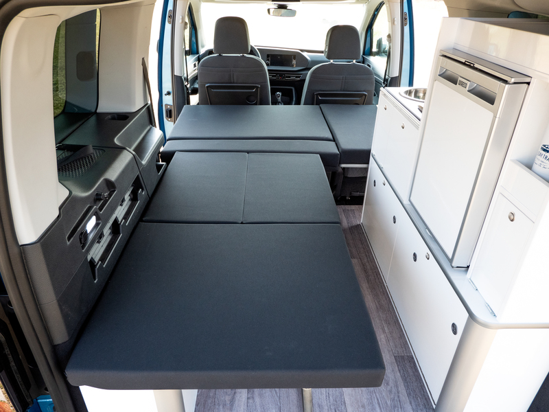 Kempingová posteľ so sklopnou lavicou pre VW Caddy 5 Maxi