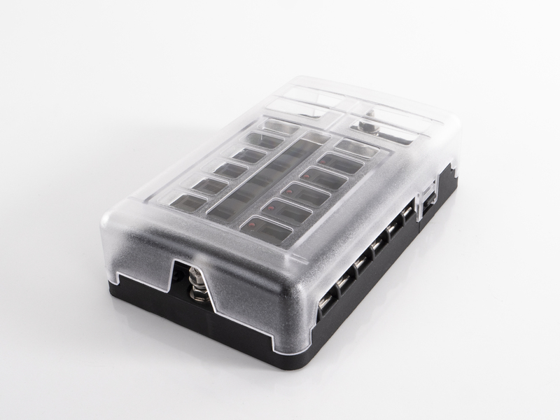 Rozdeľovač napájania s 12-cestným držiakom poistiek</p>