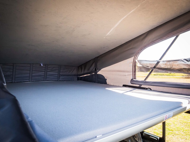 Luxusná strešná posteľ pre model Easy Fit VW T6.1/T6/T5 s dlhým rázvorom – zdvihnutá vpredu