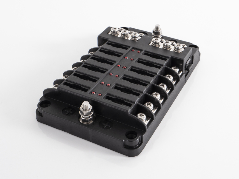 Rozdeľovač napájania s 12-cestným držiakom poistiek</p>