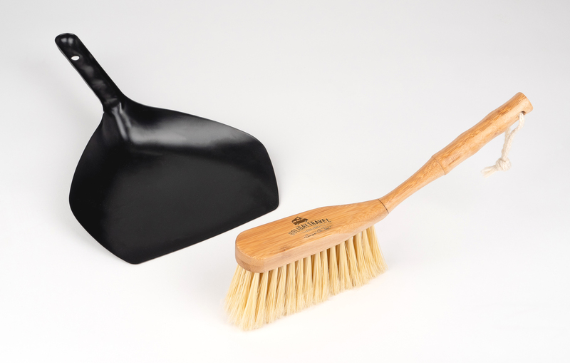 Hand brush with shovel