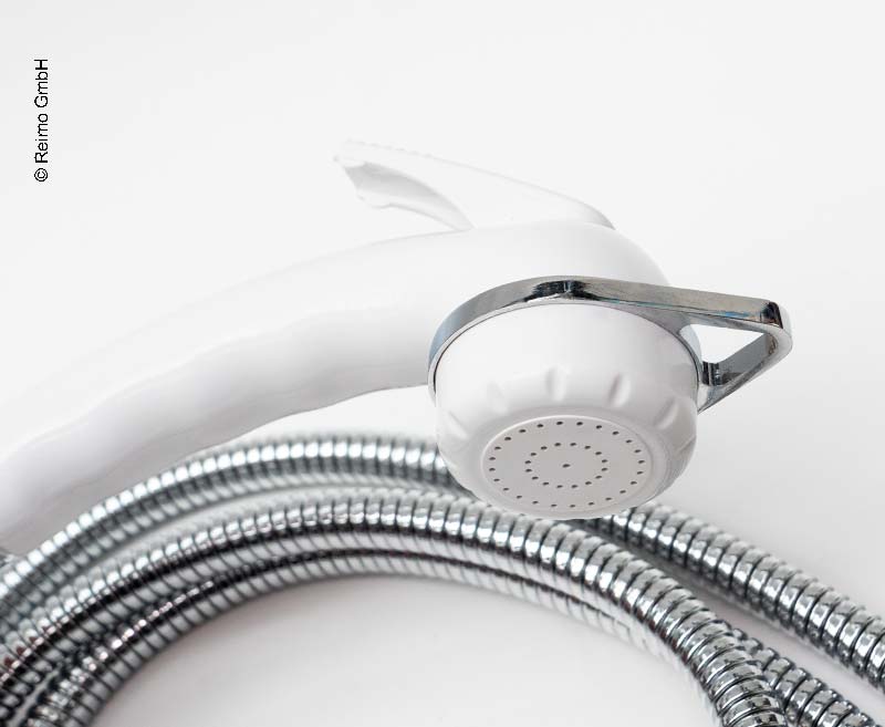 Zásuvka na vodu s predmiešavačom a bielou sprchou - bez zámku</p>