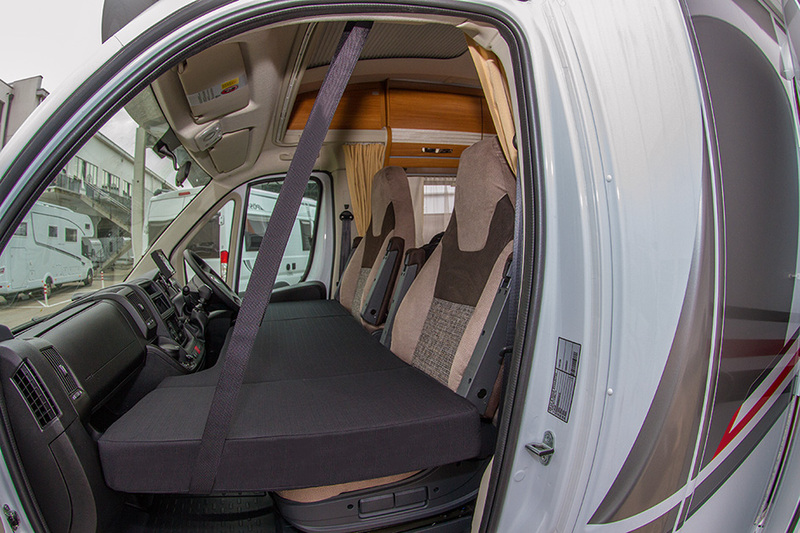 Postel CampSleep pre vozidlá s volantom na pravej strane do kabíny vozidiel Fiat Ducato a MB Sprinter