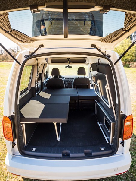 Spacie miesto v zadnej časti s sklopnou lavicou pre VW Caddy Maxi LR Weekender, rok výroby 08/10 až 08/20