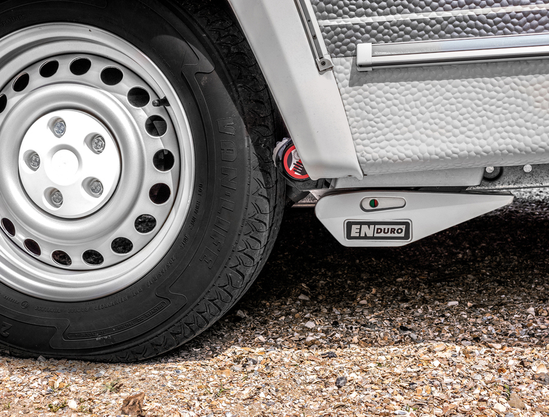 Pomoc pri manévrovaní s vozidlom. EM505FL