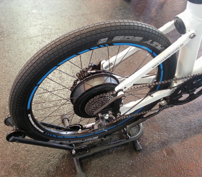 Stojan na bicykle do zadnej garáže pre elektrobicykle – pre pneumatiky so šírkou 20–60 mm