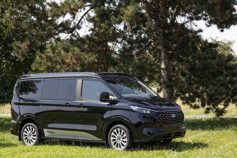 Výklopná strecha Ford Custom V710 L1 – zdvihnutá vpredu – mechový systém Open-Sky – tvarovaná stropná obloženie – čierna – s LED osvetlením