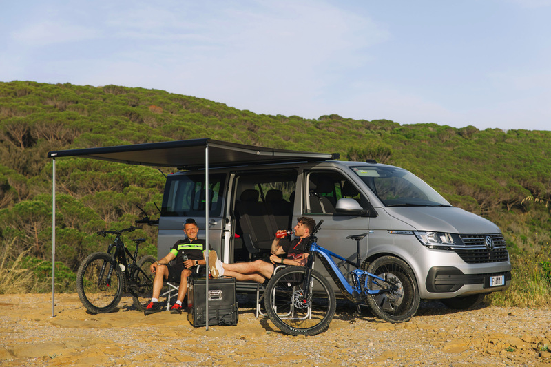 Strešná markíza Fiamma F40van pre VW T5 / T6 – – plachta v odtieni Royal Grey – puzdro v odtieni Depp Black – 2,1 m