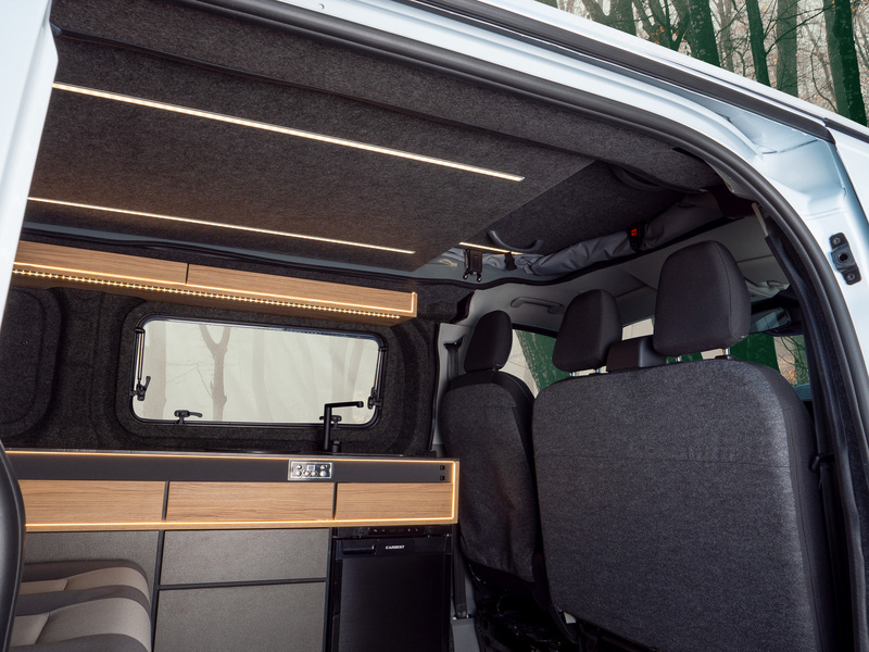 Strešná plošina Ford Custom V710 L1 – zdvihnutá vpredu – štandardný stanový mech – tvarovaný strop – biela