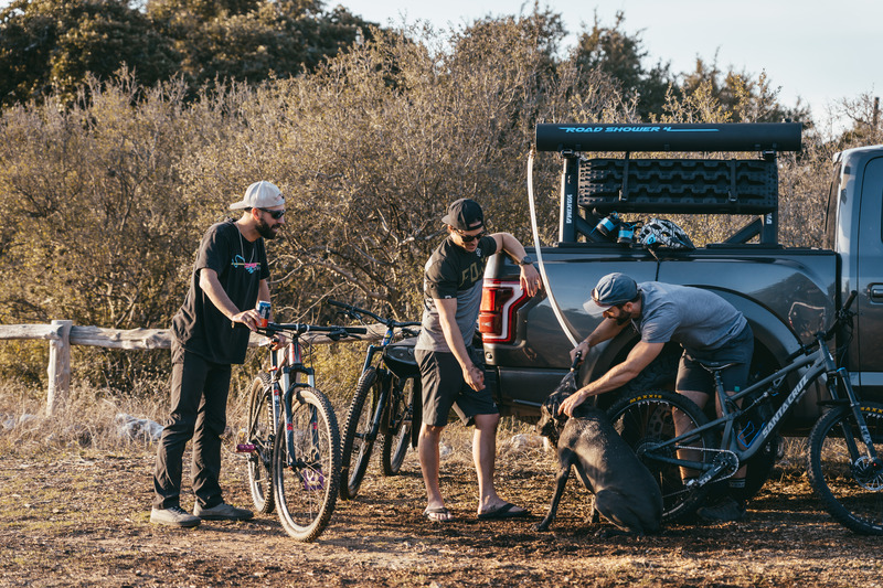 RoadShower - Hliníková solárna sprcha na montáž na strešný nosič</p>