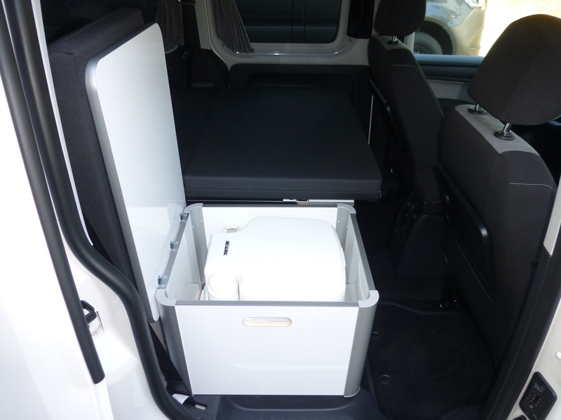 VW Caddy Camp Maxi úložný box pre Porta Potti 335 – biela s vysokým leskom