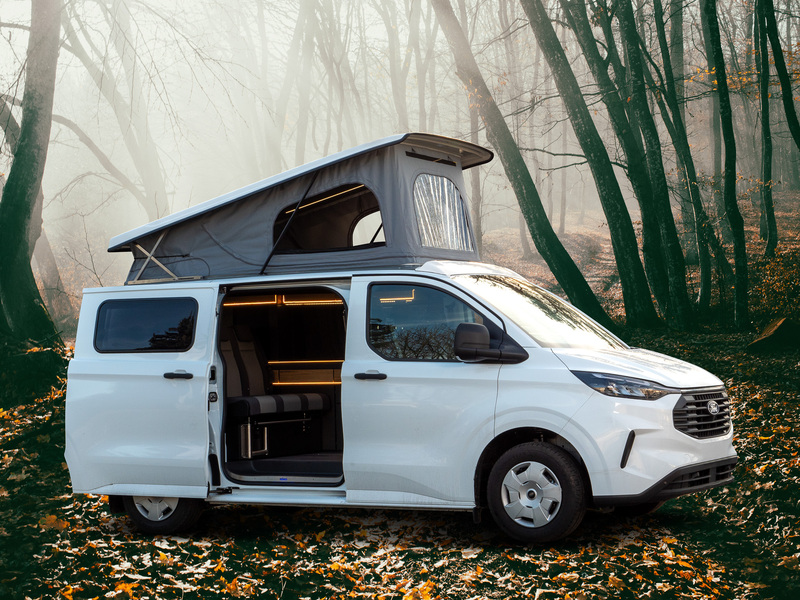Strešný spací priestor Ford Custom V710 L1 – zdvihnutý vpredu – mechový systém Open Sky – štandardný – biely – s LED