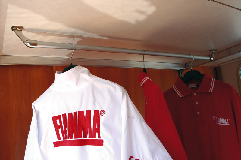 Koľajnica na nosenie odevov pre zadnú garáž