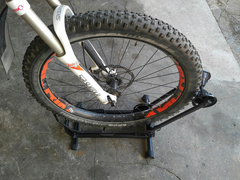 Stojan na bicykle do zadnej garáže pre elektrické bicykle – pre pneumatiky so šírkou 5"