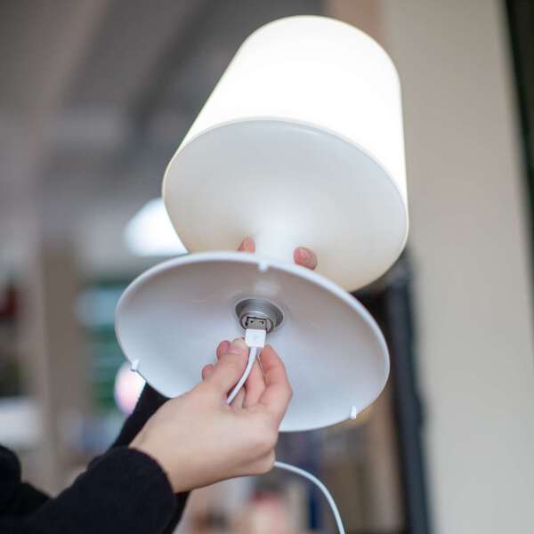 Koziol LIGHT TO GO mobilné svetlo s integrovanou power bankou</p>