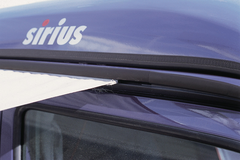 Odkvapový profil Multi Rail VW T4 s dlhým rázvorom - čierny - 3040 mm</p>