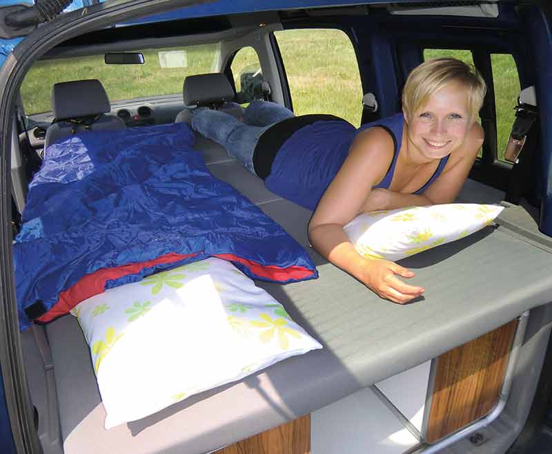 VW Caddy LR Active – posteľ s čalúnením a poťahmi