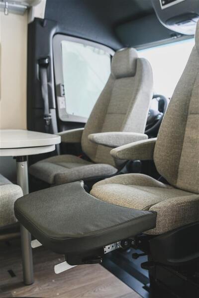 Opierky na nohy – Fiat Ducato, Citroën Jumper, Peugeot Boxer – sedadlo typu Captain Chair – antracitová farba