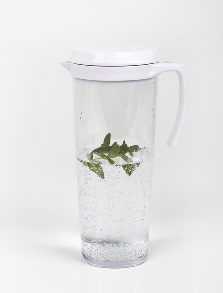 <span style="color: rgb(0, 0, 0);">Džbán so skrutkovacím vekom a 4 poháre 0,25 l</span></p>