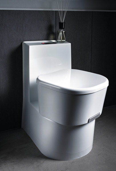 WC Dometic Saneo Comfort CW so 7-litrovou nádržou na čerstvú vodu a 16-litrovou nádržou na studenú vodu
