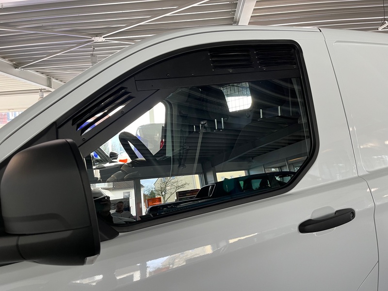 Ventilačná mriežka kabíny vodiča pre Ford Transit Custom / Ford Tourneo Custom / Ford V710 od 10/2023