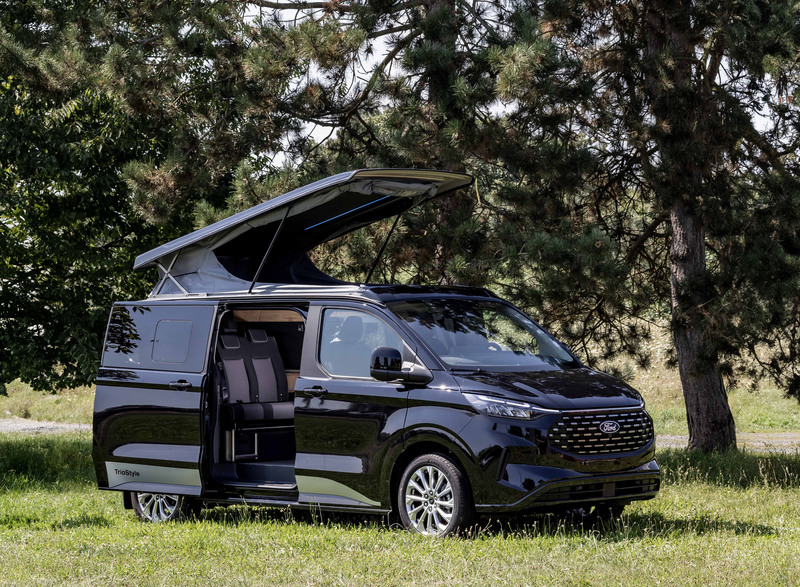 Výklopná strecha Ford Custom V710 L1 – zdvihnutá vpredu – mechový systém Open-Sky – tvarovaná stropná obloženie – čierna – s LED osvetlením