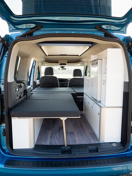 Kempingová posteľ so sklopnou lavicou pre VW Caddy 5 Maxi