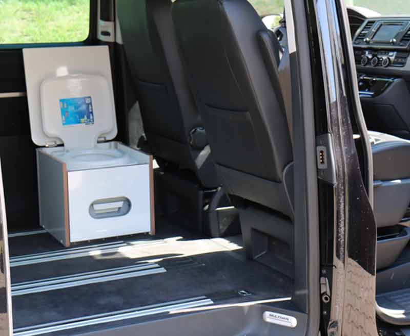 Kufrík Porta-Potti z HPL laminátu v bielej farbe s čalúneným sedadlom v šedej farbe