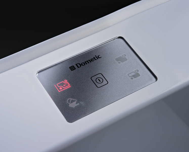 WC Dometic Saneo Comfort CW so 7-litrovou nádržou na čerstvú vodu a 16-litrovou nádržou na studenú vodu