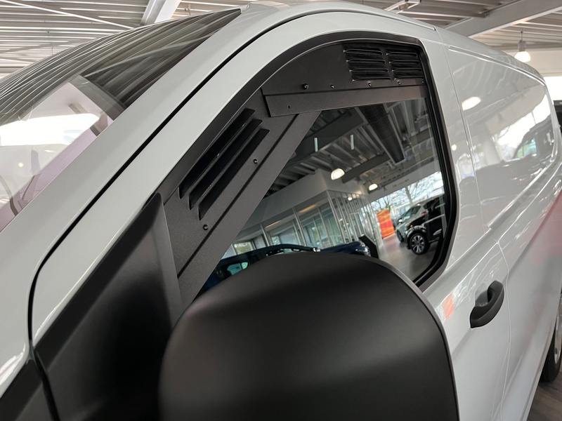 Ventilačná mriežka kabíny vodiča pre Ford Transit Custom / Ford Tourneo Custom / Ford V710 od 10/2023