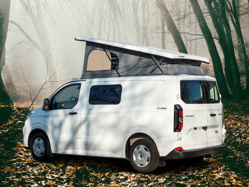 Strešný priestor na spanie Ford Custom V710 L1 – zdvihnutý vpredu – nafukovací vak typu „Open Sky“ – tvarovaný strop – biela farba – s LED osvetlením