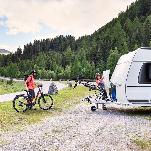Nosič na ojo - THULE Caravan Superb Standard - strieborný