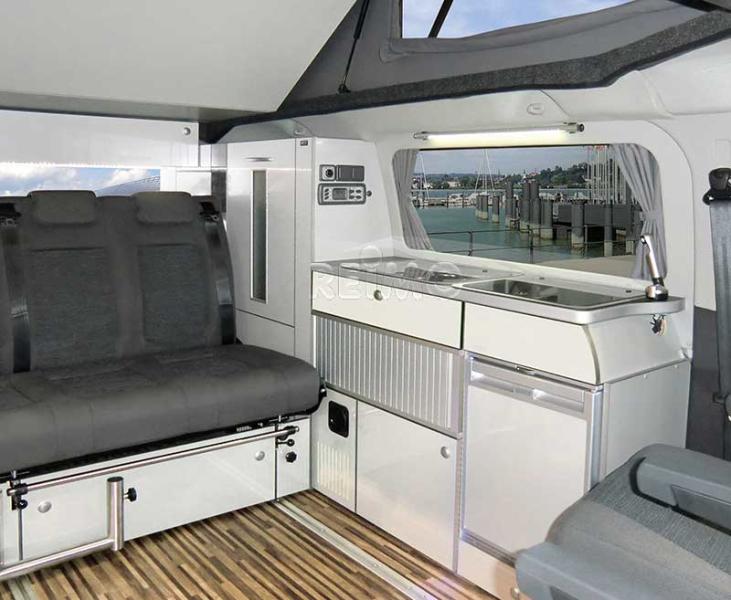 Séria nábytku TrioStyle ako prefabrikát v bielej farbe pre Ford Transit Custom, KR