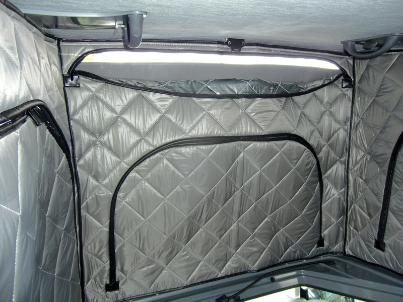 Izolácia s nafukovacím mechom pre strešný priestor EasyFit vo vozidle VW T6 KR od modelového roka 2021 – vpredu zdvihnutá