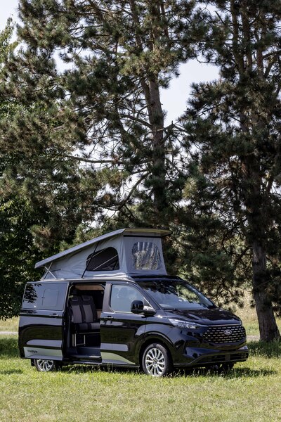 Výklopná strecha Ford Custom V710 L1 – zdvihnutá vpredu – mechový systém Open-Sky – tvarovaná stropná obloženie – čierna – s LED osvetlením