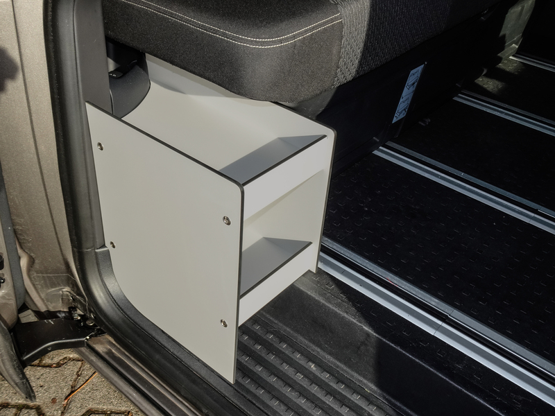 Regál s posuvnými dverami pre VW T5 / T6 / T6.1 s lavicou Reimo V3000 a bez plastového vnútorného obloženia vzadu vpravo