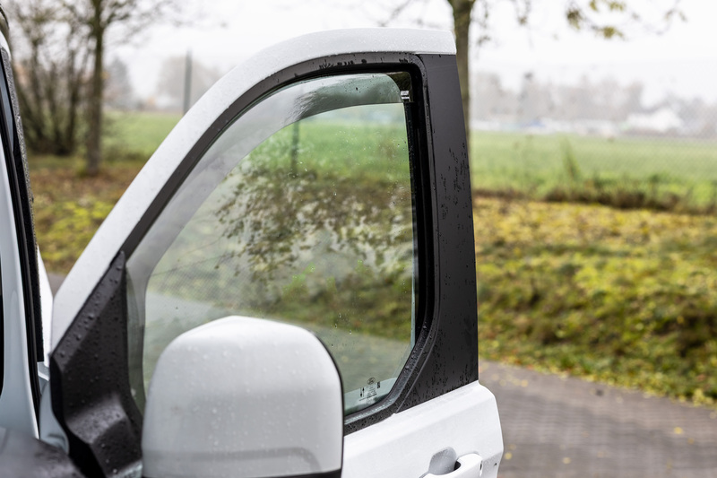 Odvodník dažďa a vetra – dymovo šedý – kabína vodiča – Ford V710