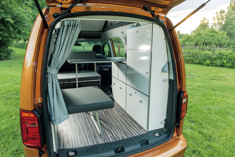 Séria nábytku Caddy Maxi Camp – biela s vysokým leskom