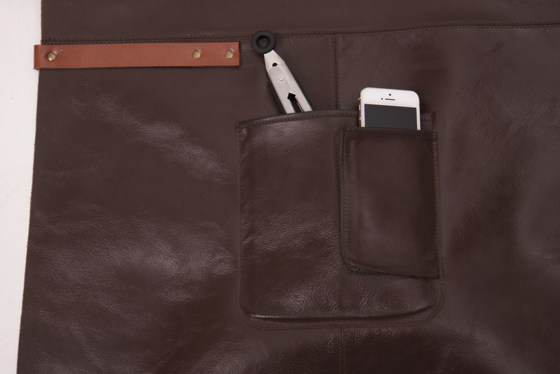 HOLIDAY TRAVEL Grilovacia zástera - hnedá</p>