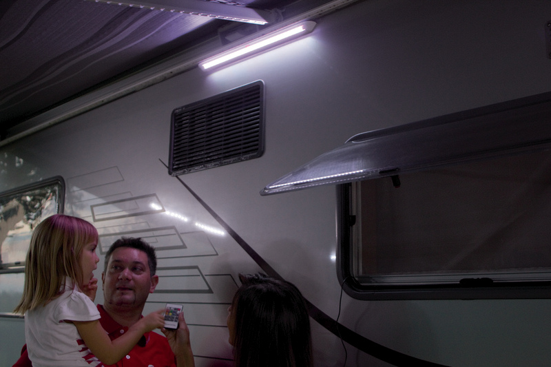 Vonkajšie LED svetlo 12V s 31 bielymi LED svetelnými bodmi