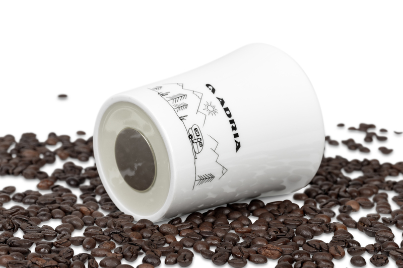 Porcelánové šálky ADRIA s magnetickým uchom „WOHNWAGEN“