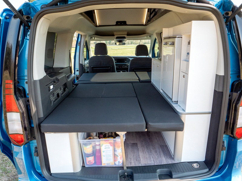 Kempingová posteľ so sklopnou lavicou pre VW Caddy 5 Maxi