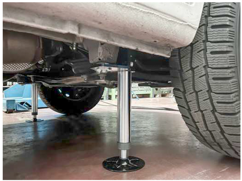 Hydraulické zdvihacie podpery AMPLO – automatický vyrovnávací systém 12 V pre vozidlá Mercedes-Benz Sprinter od roku 2018 s pohonom predných kolies