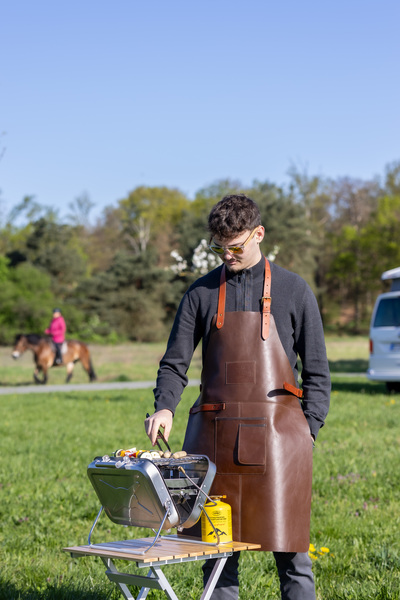 HOLIDAY TRAVEL Grilovacia zástera - hnedá</p>