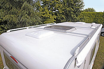 Strešné nosiče pre obytné automobily a strešné nosiče pre karavany