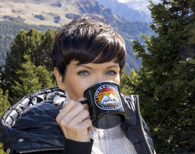 Smaltovaný hrnček LIFE IS A JOURNEY</p>