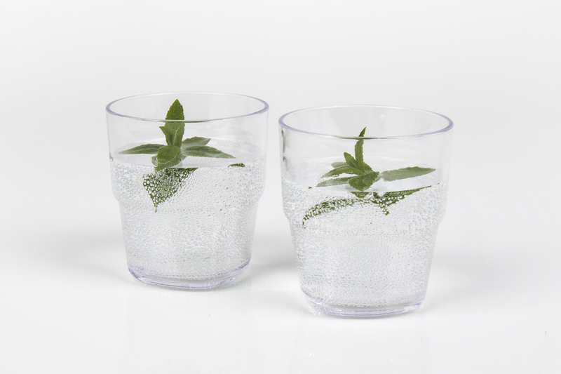 <span style="color: rgb(0, 0, 0);">Džbán so skrutkovacím vekom a 4 poháre 0,25 l</span></p>